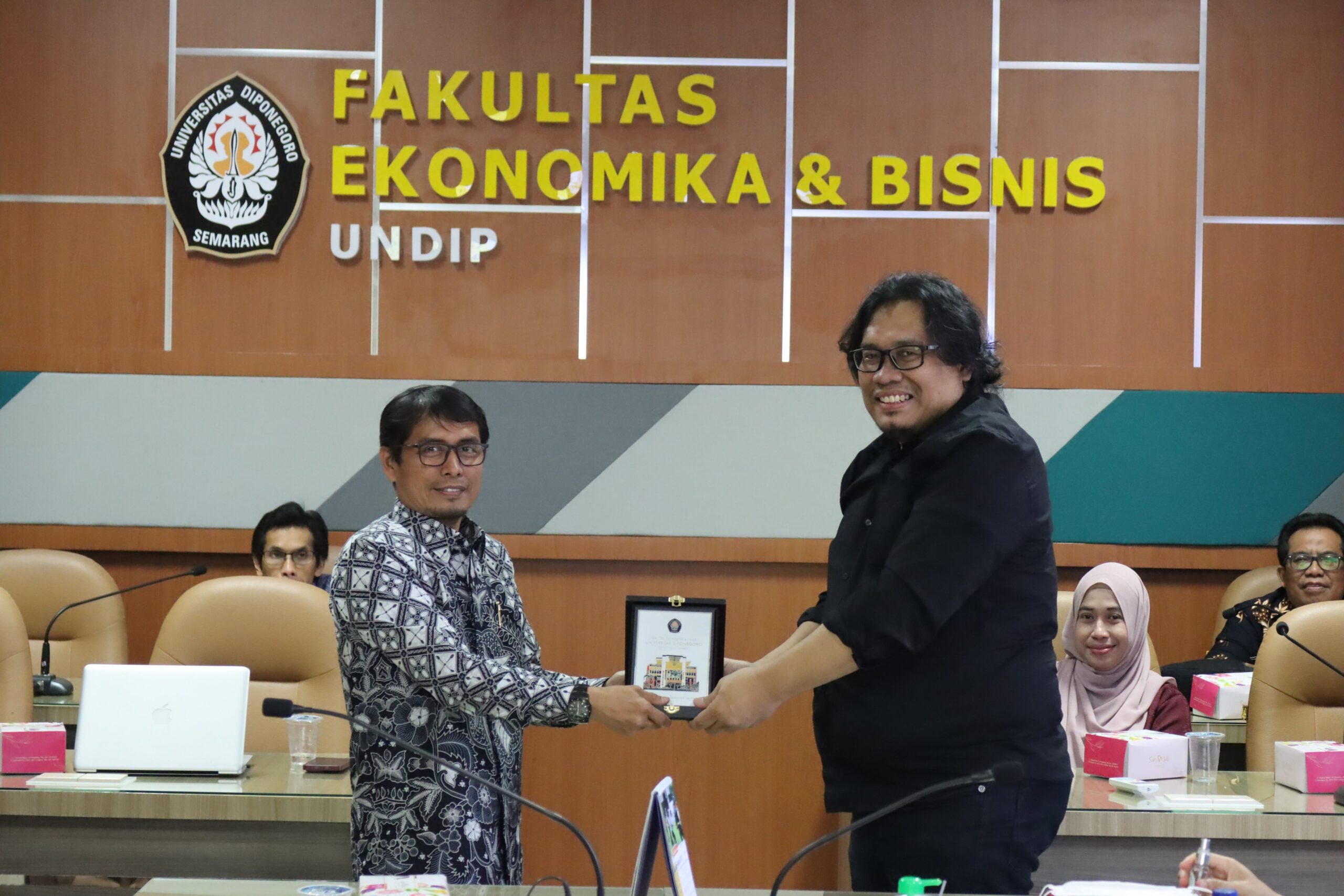 Penyerahaan Cindera Mata antara Perwakilan FEB Undip dengan FP Unhas