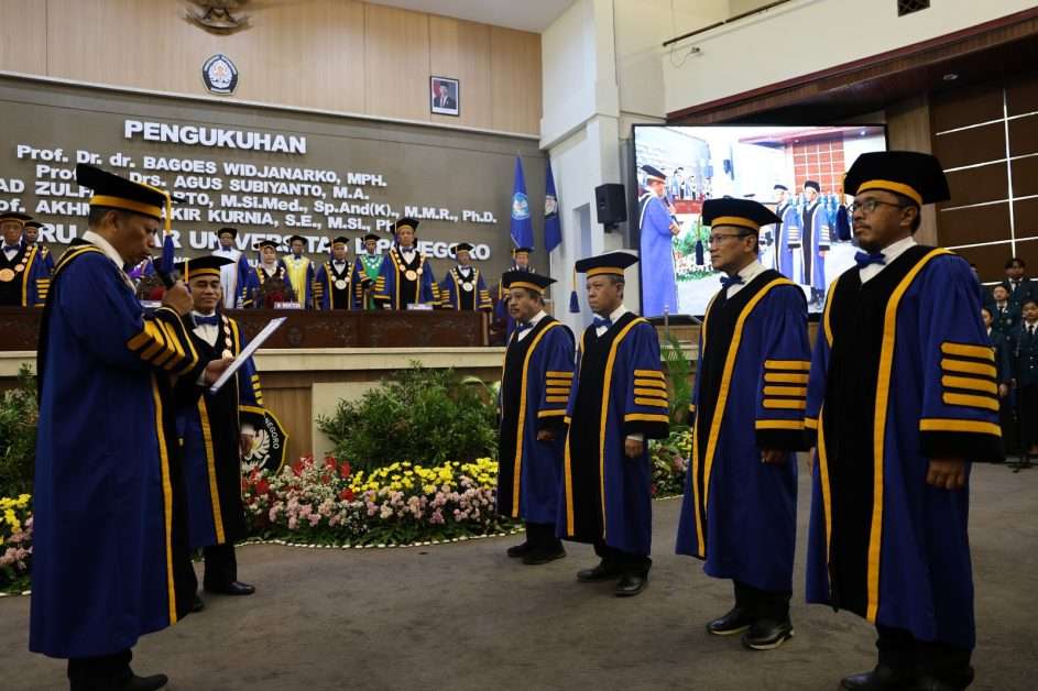 Rektor Undip membacakan ikrar guru besar kepada guru besar baru