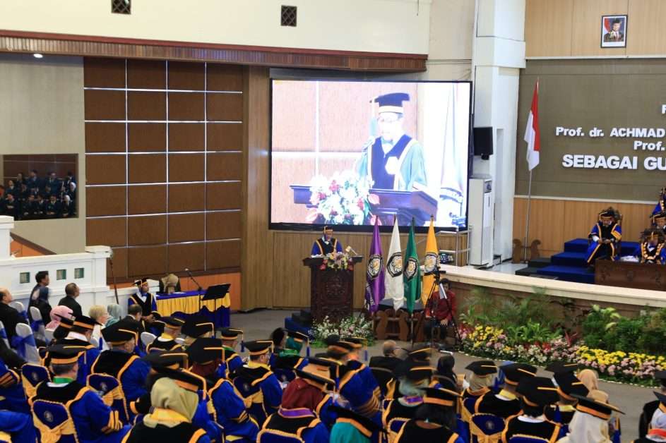 Prof. Syakir ketika menyampaikan pidato guru besar